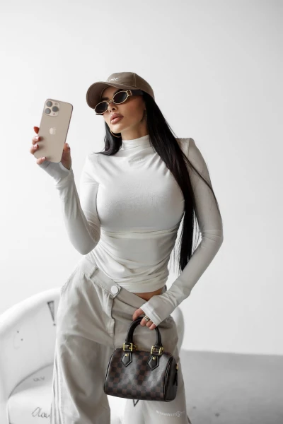 Bluzka damska OLAVOGA BESO 2025 ecru - maWer Fashion