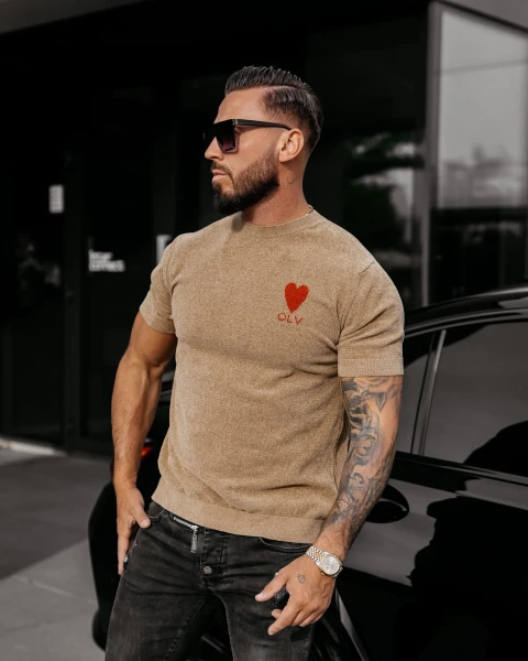 Dzianinowy t-shirt męski OLAVOGA LUV 2025 beżowy - maWer Fashion