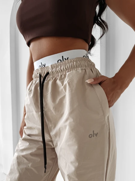 Spodnie damskie OLAVOGA RAINY DAY 2025 beige - maWer Fashion