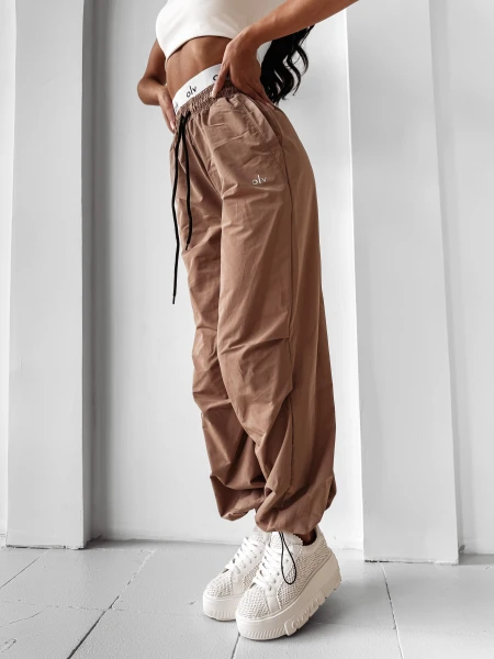 Spodnie damskie OLAVOGA RAINY DAY 2025 latte - maWer Fashion
