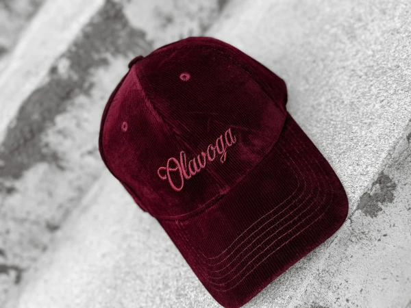 Czapka damska OLAVOGA VIROIC 2025 bordo - maWer Fashion