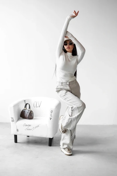 Bluzka damska OLAVOGA BESO 2025 ecru - maWer Fashion