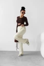 Bluzka damska OLAVOGA ROSETT 2025 brąz - maWer Fashion