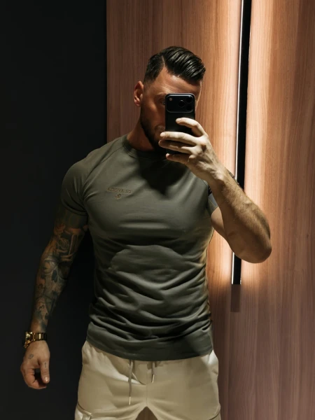 T-shirt męski OLAVOGA SKYJUE 2026 khaki - maWer Fashion