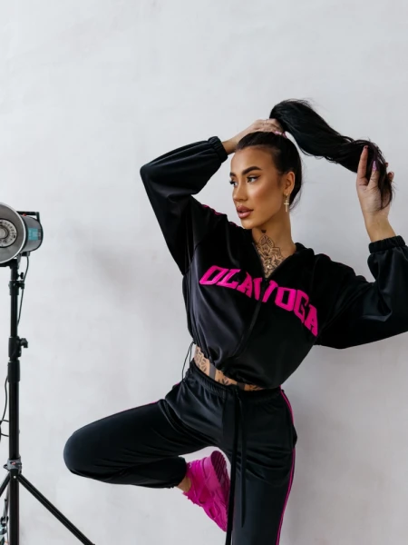 Welurowy komplet damski OLAVOGA AVONI 2026 czarny - maWer Fashion