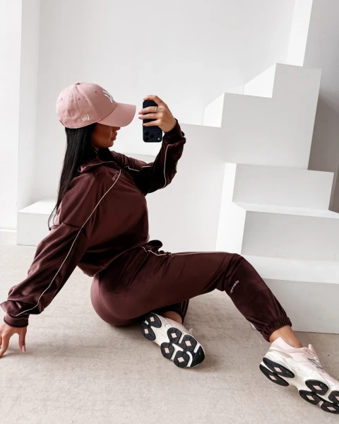 Komplet damski OLAVOGA RIFMO 2026 brąz - maWer Fashion