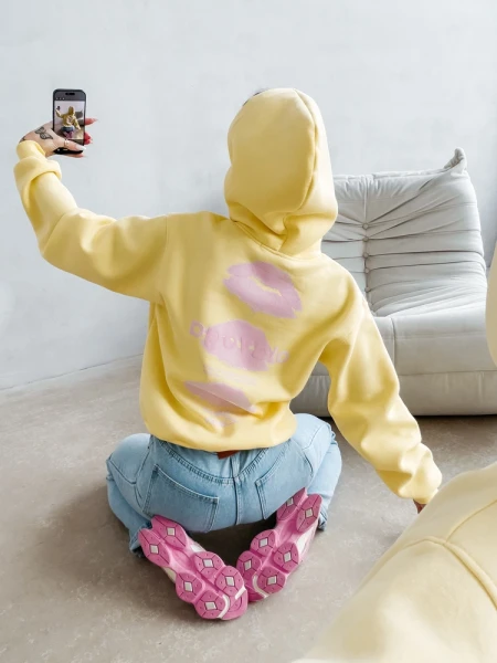 Bluza damska OLAVOGA LUCKY MINDSET 2026 żółta  - maWer Fashion