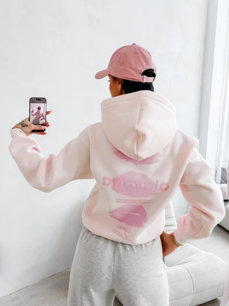 Bluza damska OLAVOGA LUCKY MINDSET 2026 jasny róż  - maWer Fashion