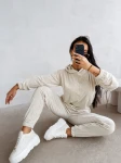 Welurowy komplet damski OLAVOGA BELORE 2026 beżowy - maWer Fashion