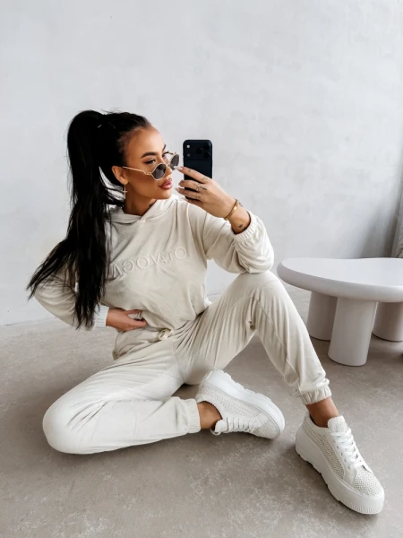Welurowy komplet damski OLAVOGA BELORE 2026 beżowy - maWer Fashion