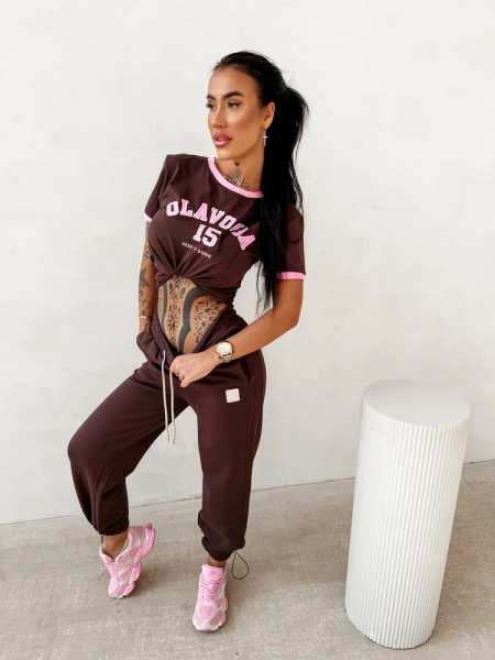 T-shirt damski OLAVOGA ZELVORA 2026 brąz - maWer Fashion