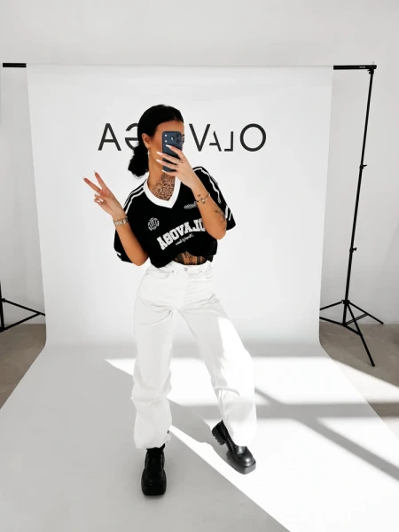 T-shirt damski OLAVOGA LONDON 2026 czarny - maWer Fashion