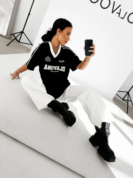 T-shirt damski OLAVOGA LONDON 2026 czarny - maWer Fashion