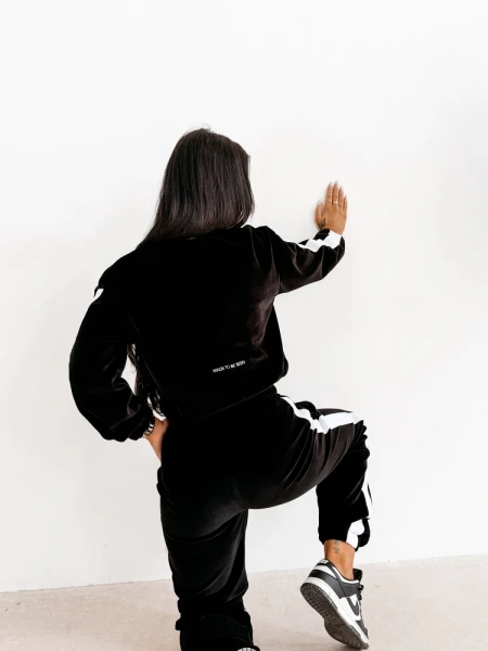 Welurowy komplet damski OLAVOGA NOELLE 2026 czarny - maWer Fashion