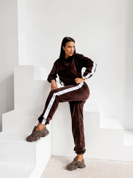 Welurowy komplet damski OLAVOGA NOELLE 2026 brązowy - maWer Fashion