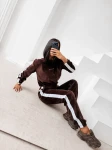 Welurowy komplet damski OLAVOGA NOELLE 2026 brązowy - maWer Fashion