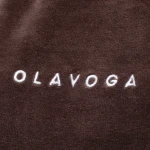 Welurowy komplet damski OLAVOGA NOELLE 2026 brązowy - maWer Fashion