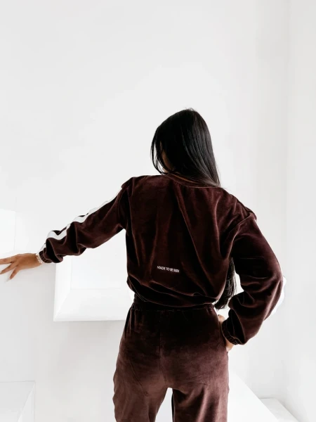 Welurowy komplet damski OLAVOGA NOELLE 2026 brązowy - maWer Fashion