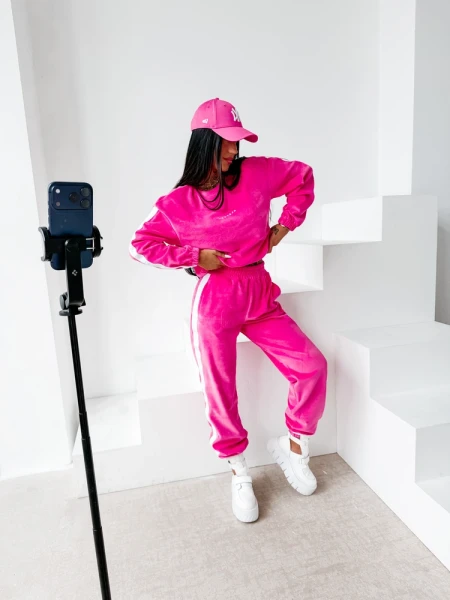 Welurowy komplet damski OLAVOGA NOELLE 2026 fuksja - maWer Fashion