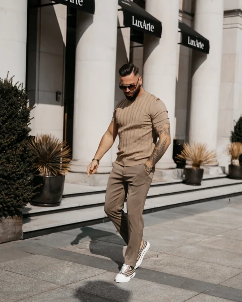 T-shirt męski OLAVOGA XAE 2026 camel - maWer Fashion