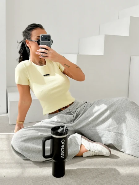 T-shirt damski OLAVOGA MOVENA 2026 pastelowy żółty - maWer Fashion