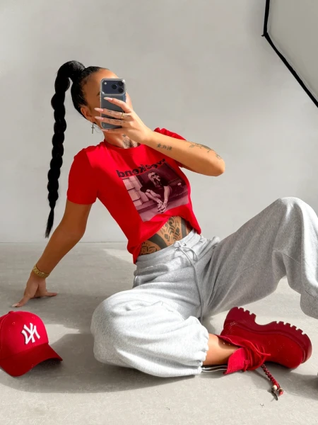 T-shirt damski OLAVOGA IDCARE 2026 czerwony - maWer Fashion