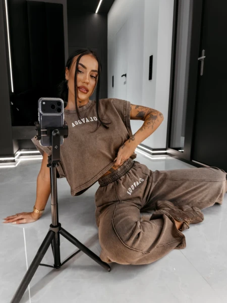 Komplet damski OLAVOGA LENCI 2026 ciemny brąz - maWer Fashion