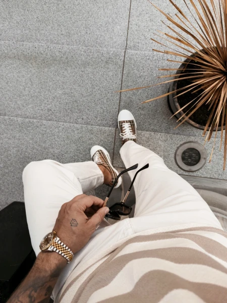 Sweter męski OLAVOGA NEXTO 2026 beżowy - maWer Fashion