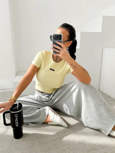 T-shirt damski OLAVOGA MOVENA 2026 pastelowy żółty - maWer Fashion