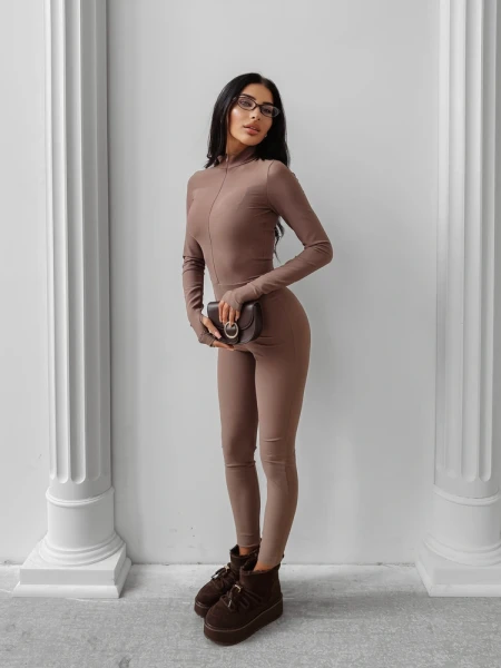 Kombinezon damski OLAVOGA TIMELESS EMBER 2025 cappuccino - maWer Fashion